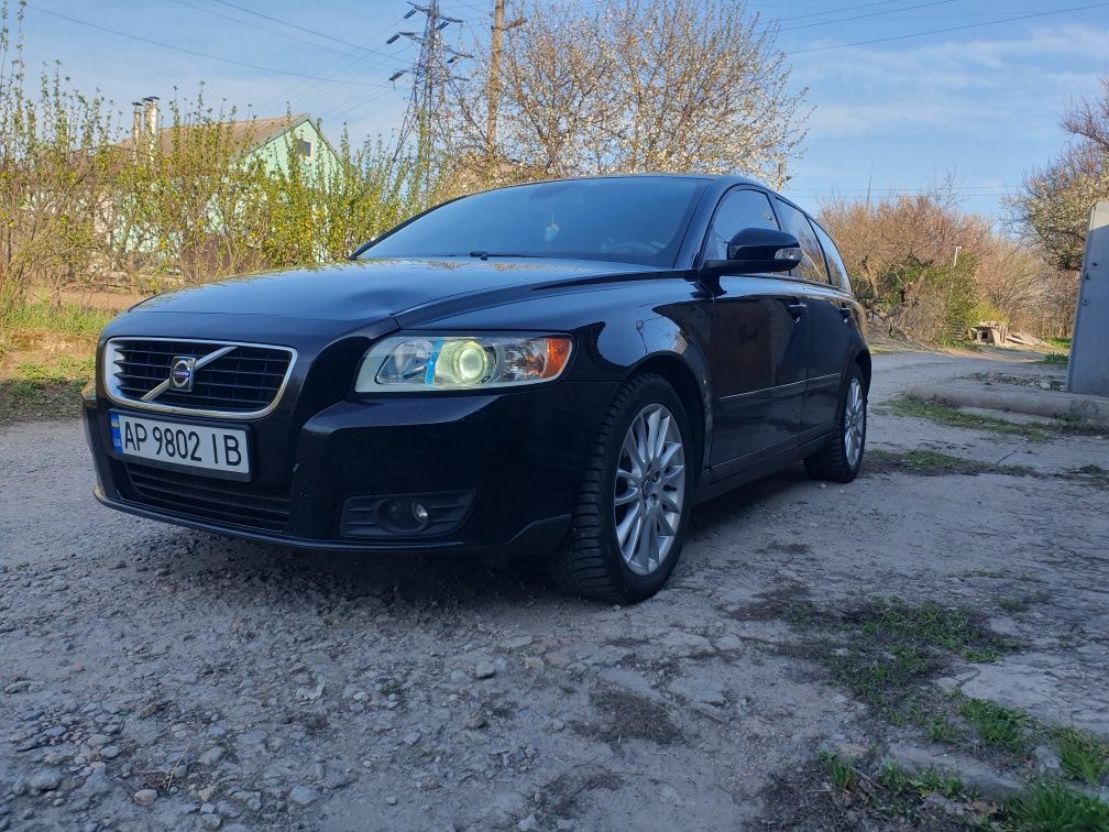 Volvo v50 2009 года