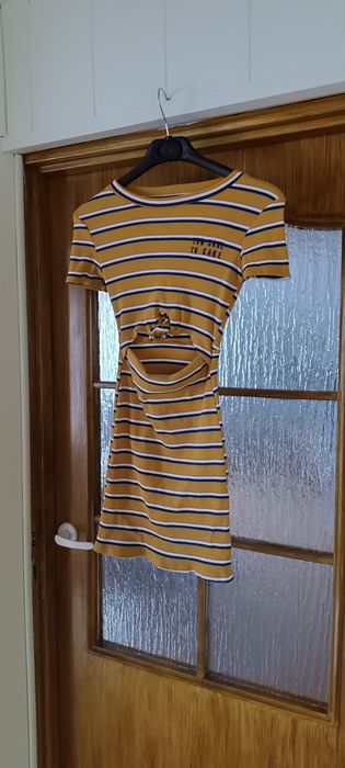 Sukienka z odkrytym brzuchem