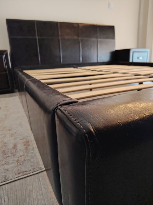Cama casal 160x200 em pele + 2 mesinhas cabeceira