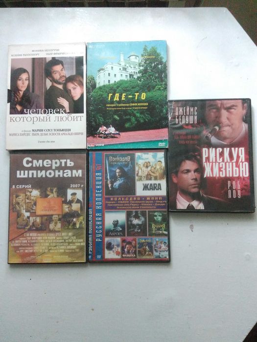 Диски ДВД с фильмами и мультфильмами.