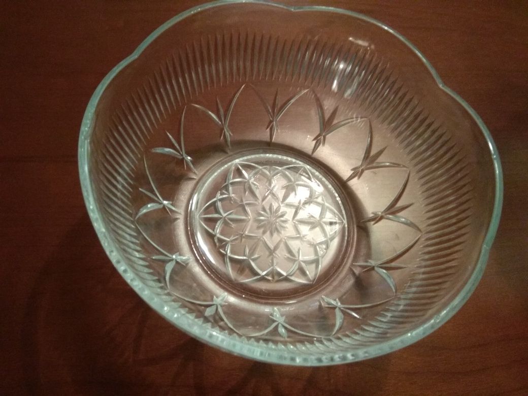 Taças de cristal e um candelabro