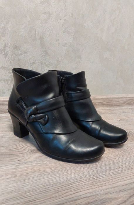 Взуття жіноче вживане