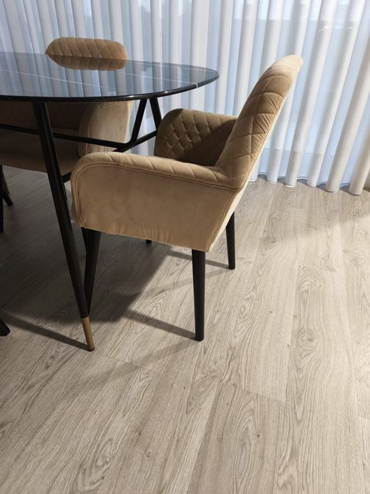 Mesa a imitar mármore e caldeirões beges