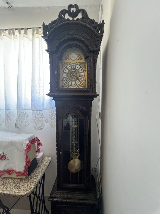 Relógio de chão antigo “Tempus Fugit” em madeira maciça