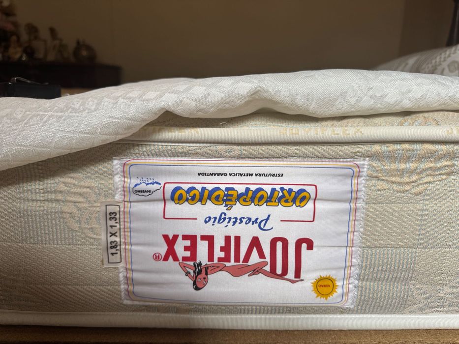 Cama de casal em madeira maciça + colchão