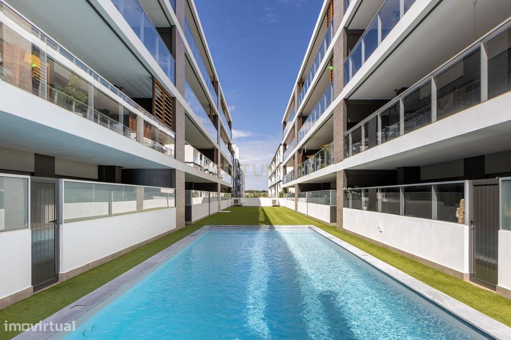 Apartamento T2+1 em Condomínio Privado com Piscina, Estacionamento e