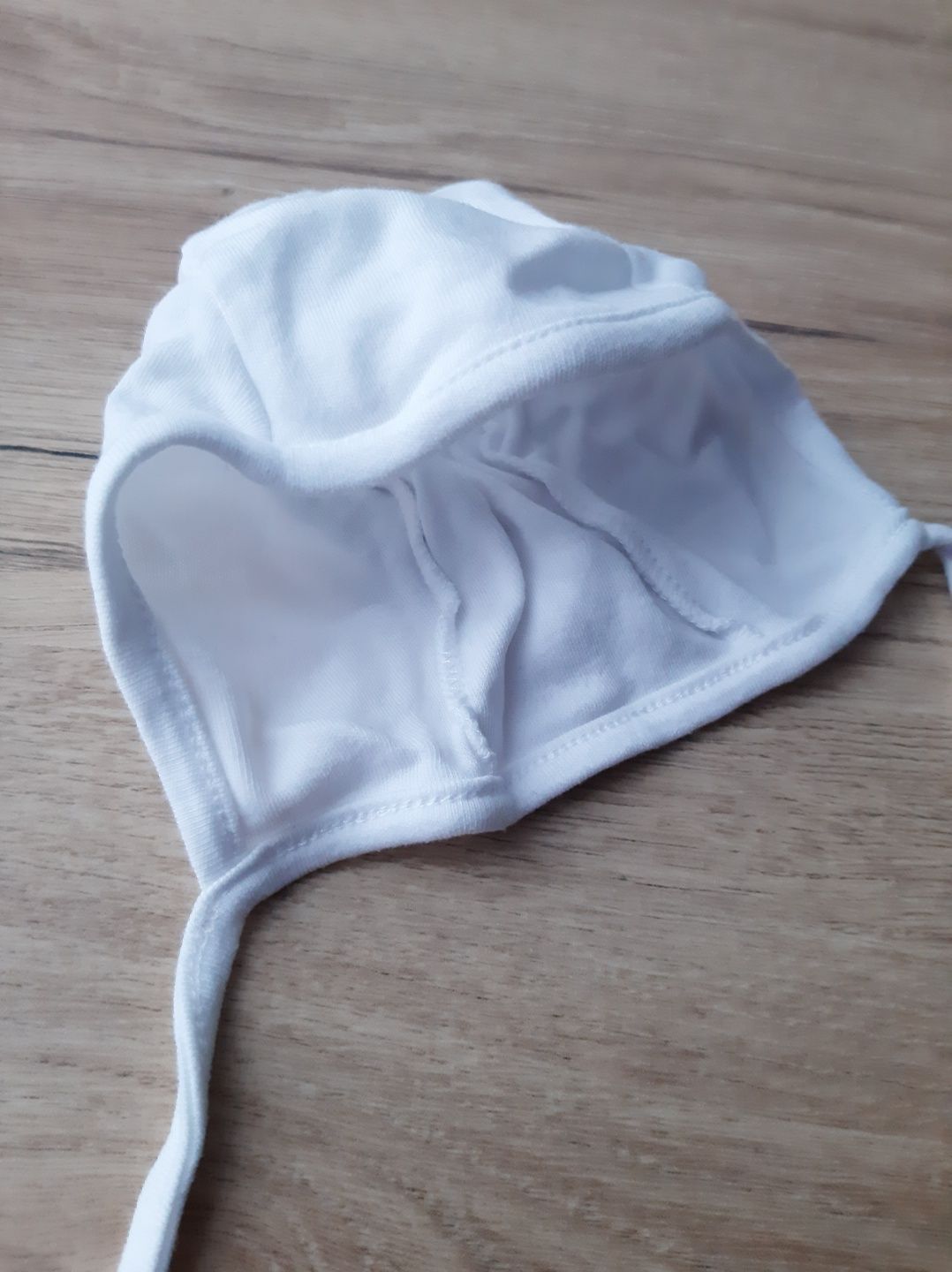 Czapeczka niemowlęca biała wiązana chrzest wesele ciepła bawełniana 62
