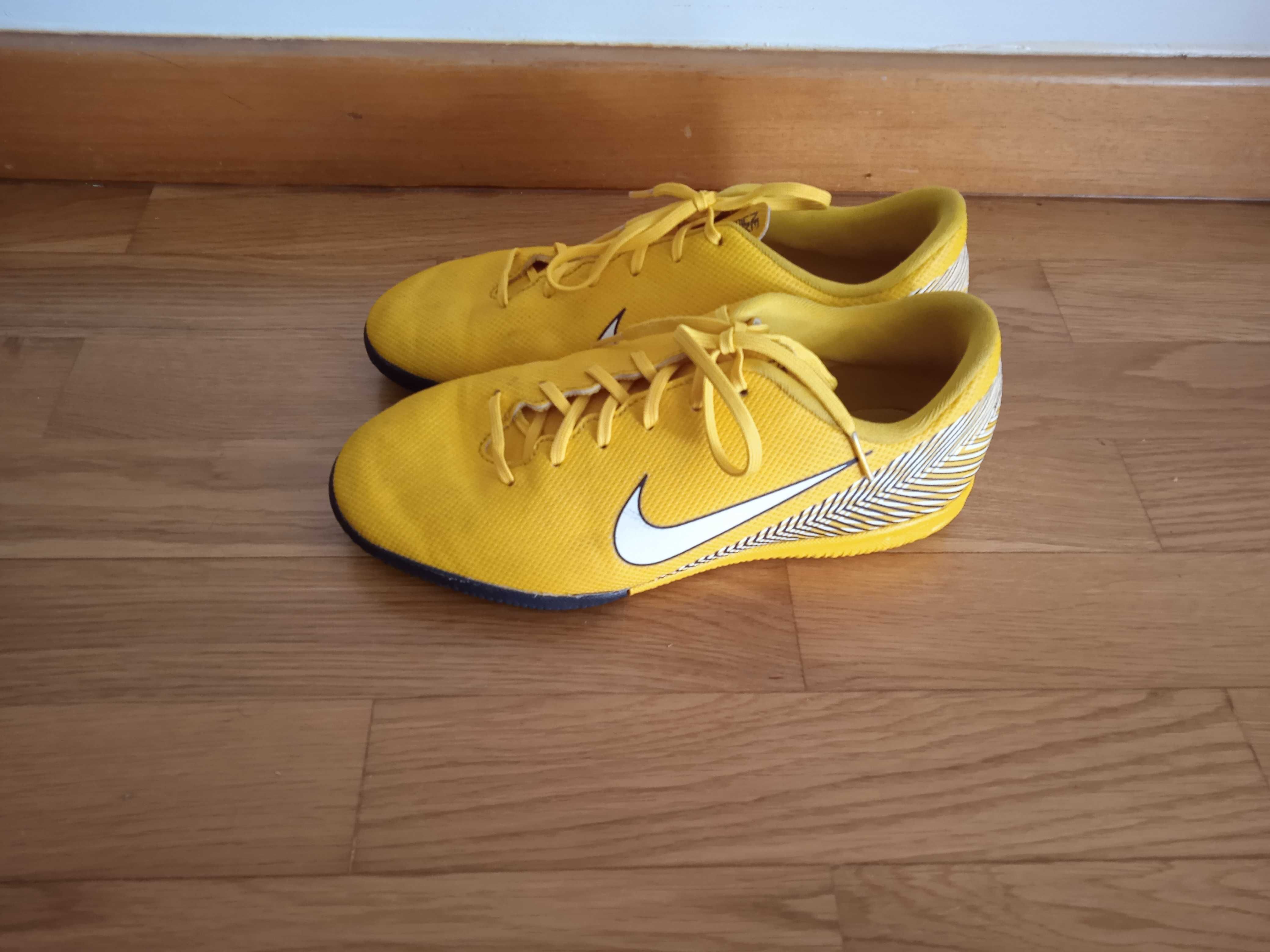 Sapatilhas Futsal NIKE (Nº38)