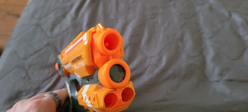 Pistolet Nerf z celownikiem laserowym
