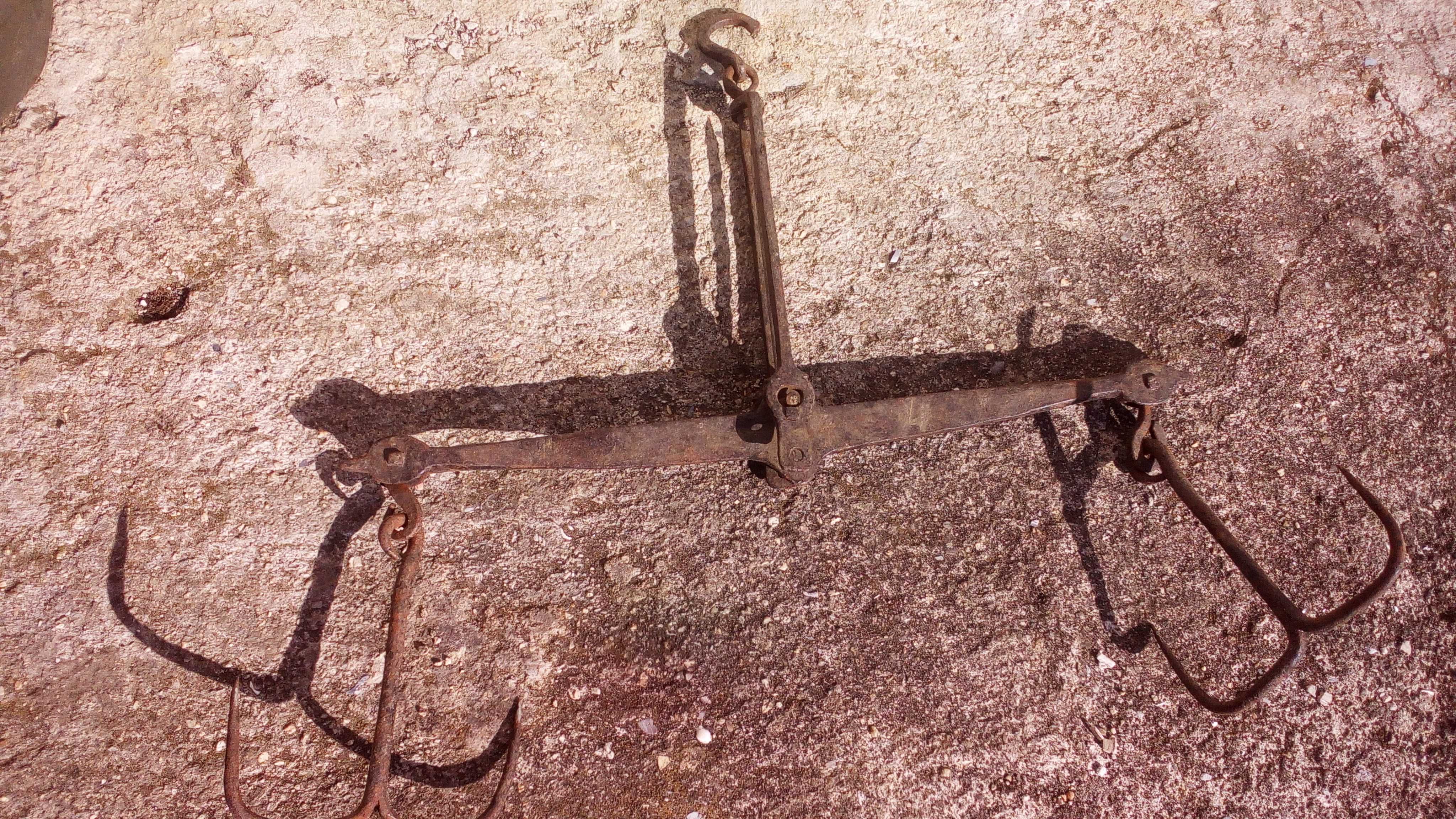 Balança Romana de suspensão muito antiga em ferro fundido