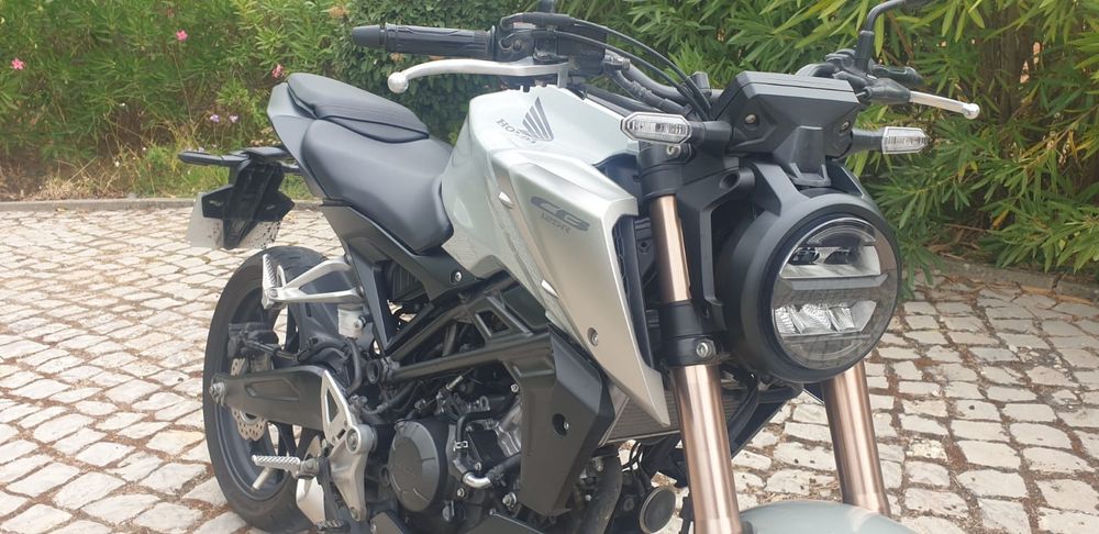 Honda CB125R (15cv) de 2021, em bom estado.