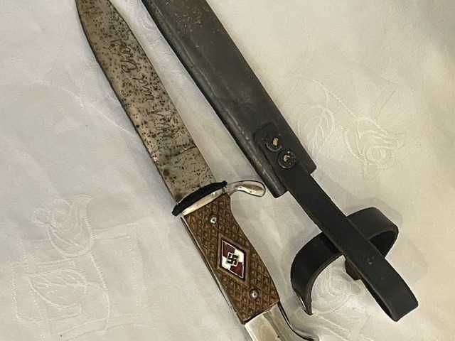 Niemiecki nóż z okresu II wojny światowej – z grawerem i pochwą