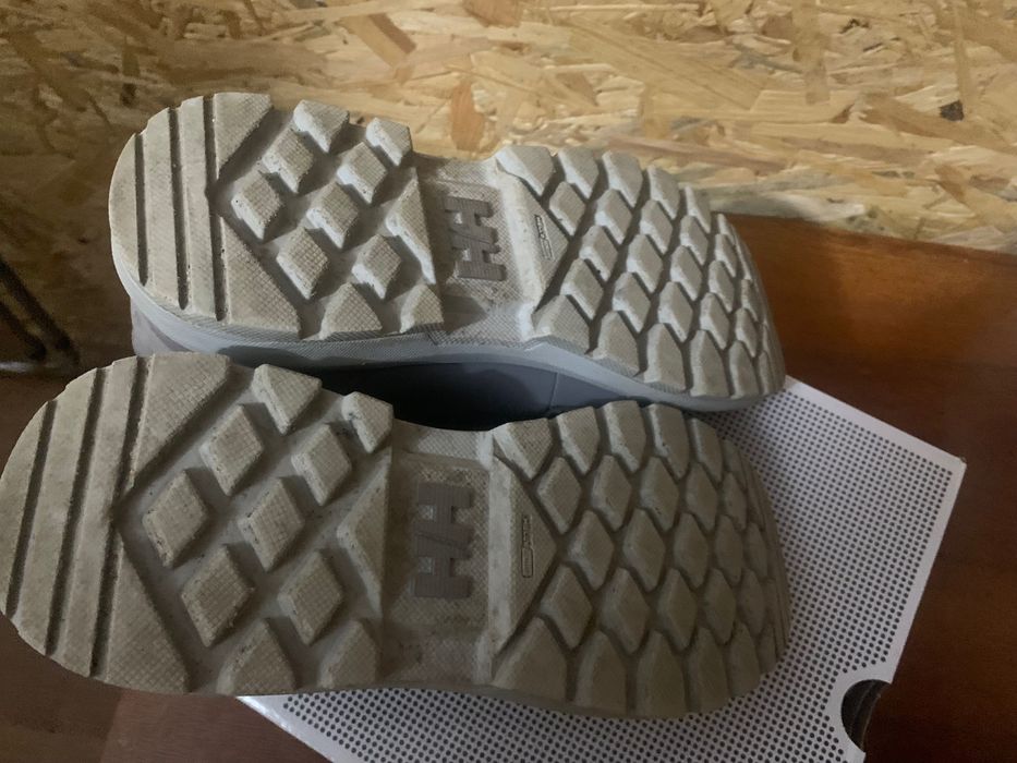 Продам зимові водонепроникні черевики  унісекс 40 р фірми НН