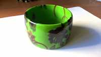 Pulseira larga verde com flores