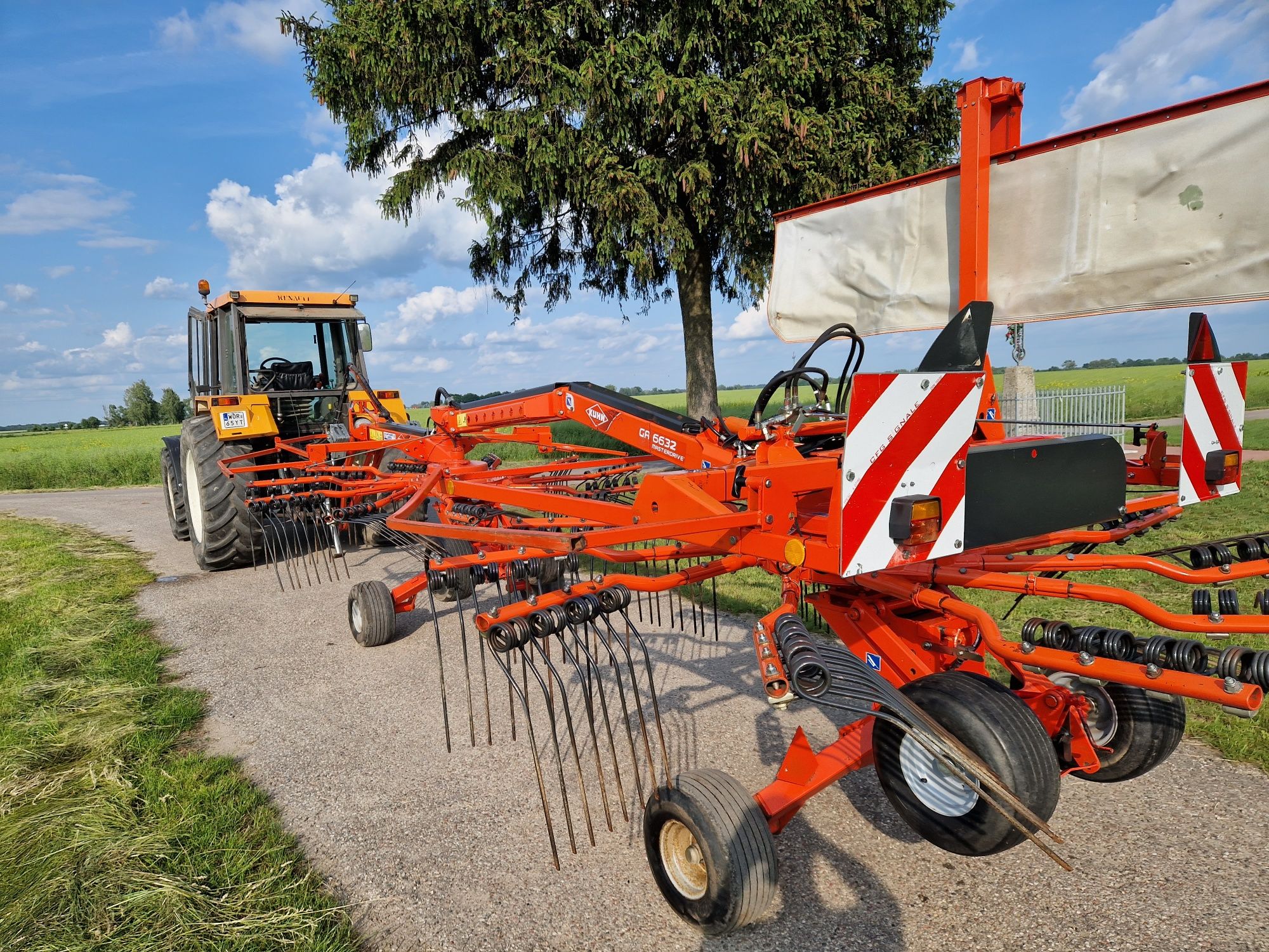 Zgrabiarka dwukaruzelowa KUHN GA 6632 Masterdrive 2012rok boczna Stoll