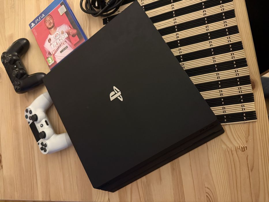 PS4 Pro 1TB (CUH-7016B) + 2 comandos + Fifa 20