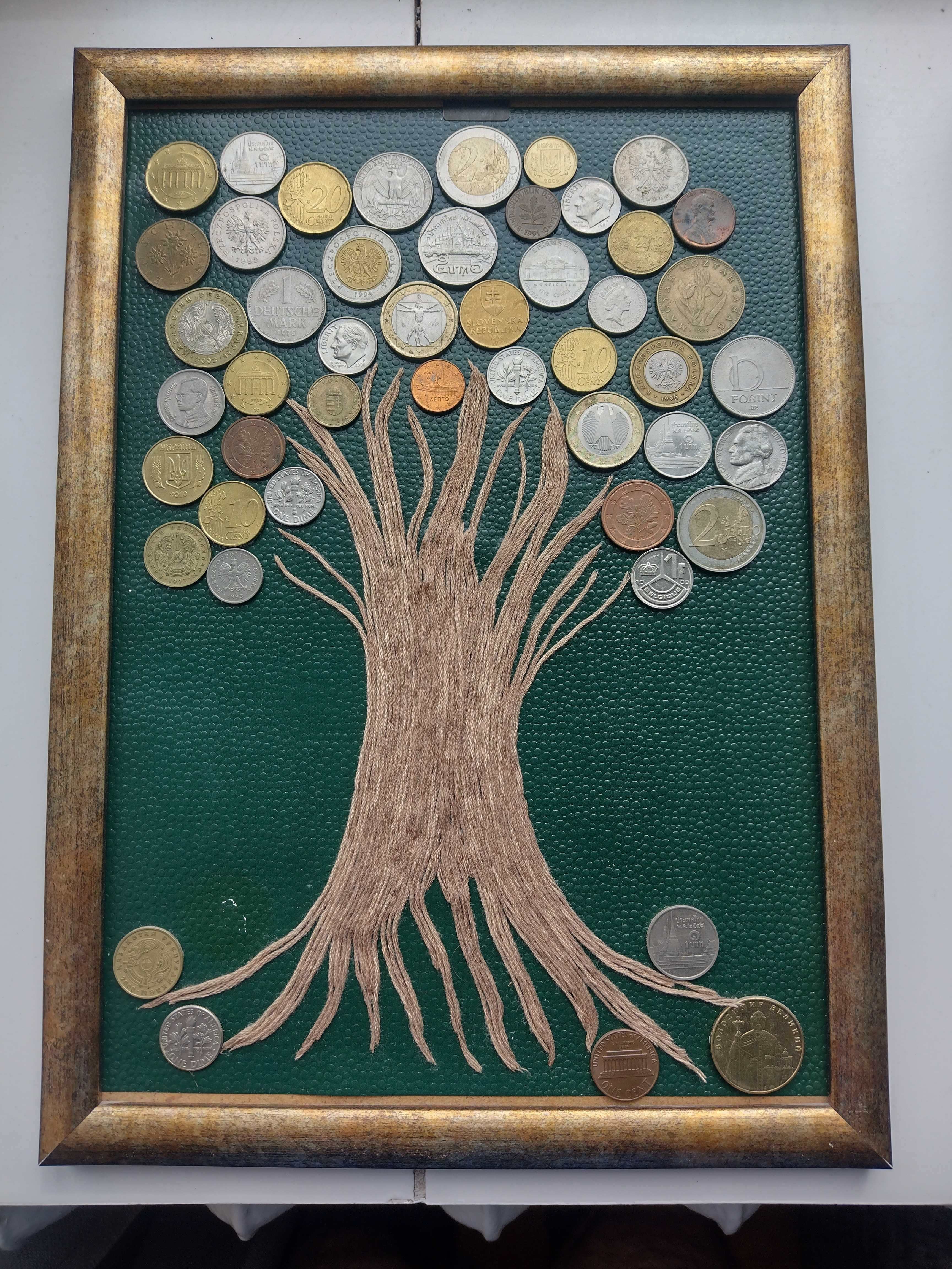 Денежное дерево с интересными монетами