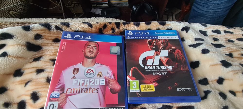 Sony PlayStation 4 pro 1g  + три гри + 2  джойстіка