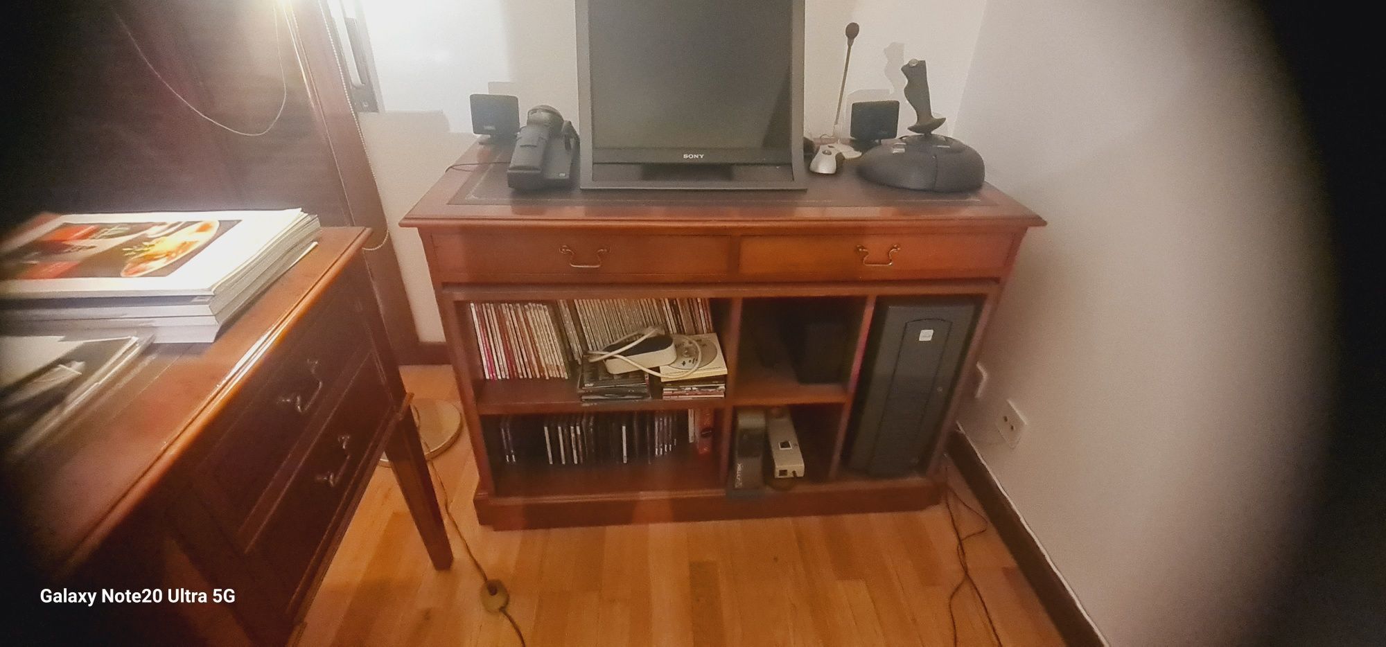 Mesa de apoio para computador.