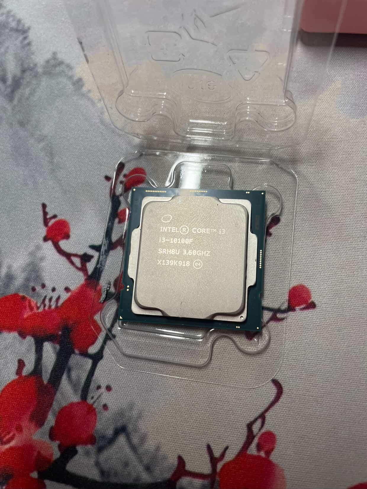 Процесор Intel Core i3-10100F + куллер.