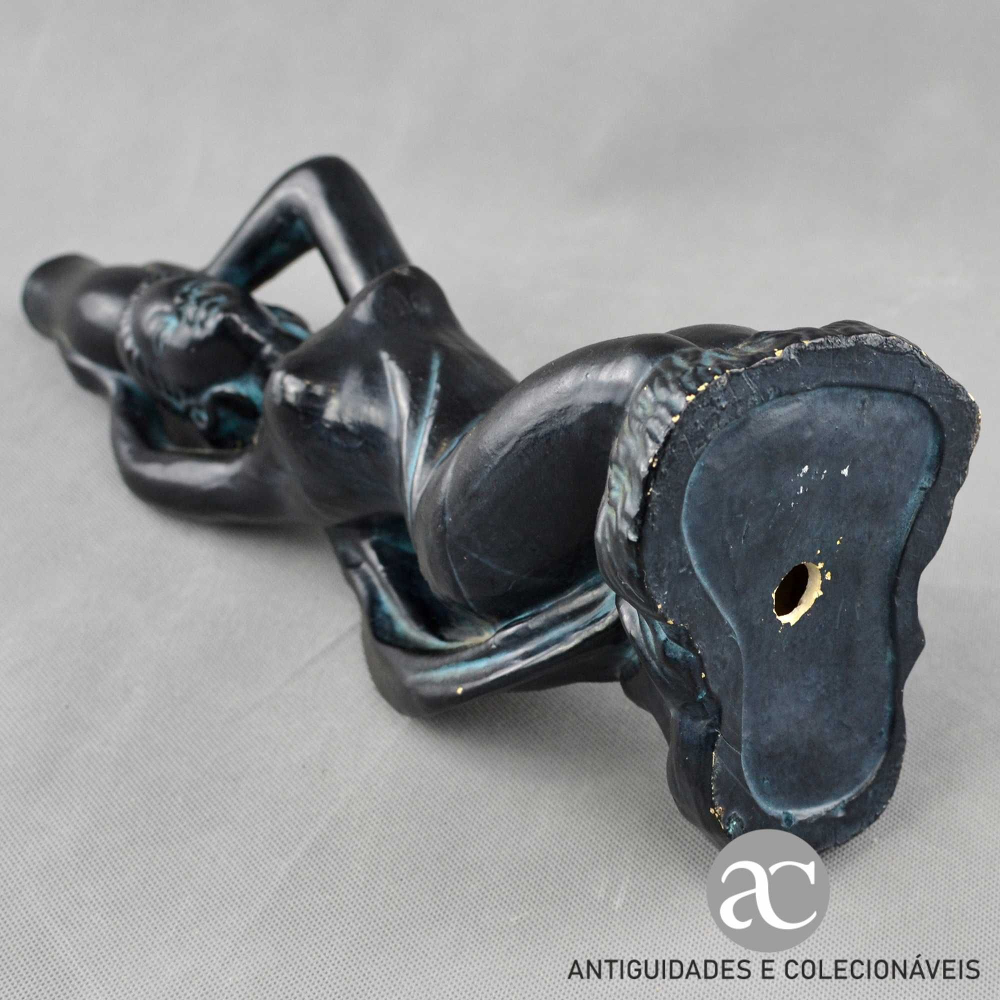 Vintage - Escultura de mulher com cântaro à cabeça em terracota