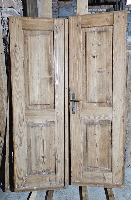 Drewniane drzwi dwuskrzydłowe