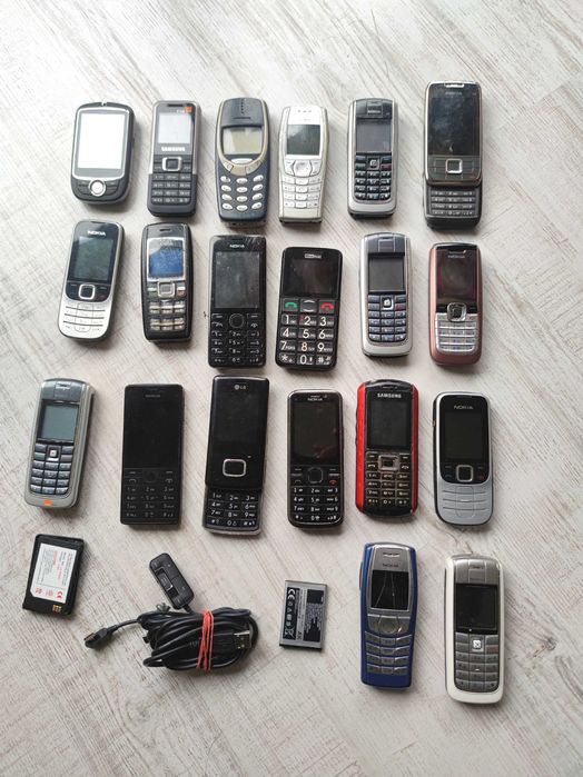 Starsze telefony - MIX 20 sztuk na części lub do odzysku metali