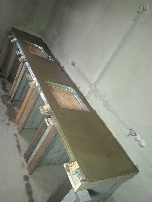 Бригада будівельників виконує будівельні роботи приватних будинків