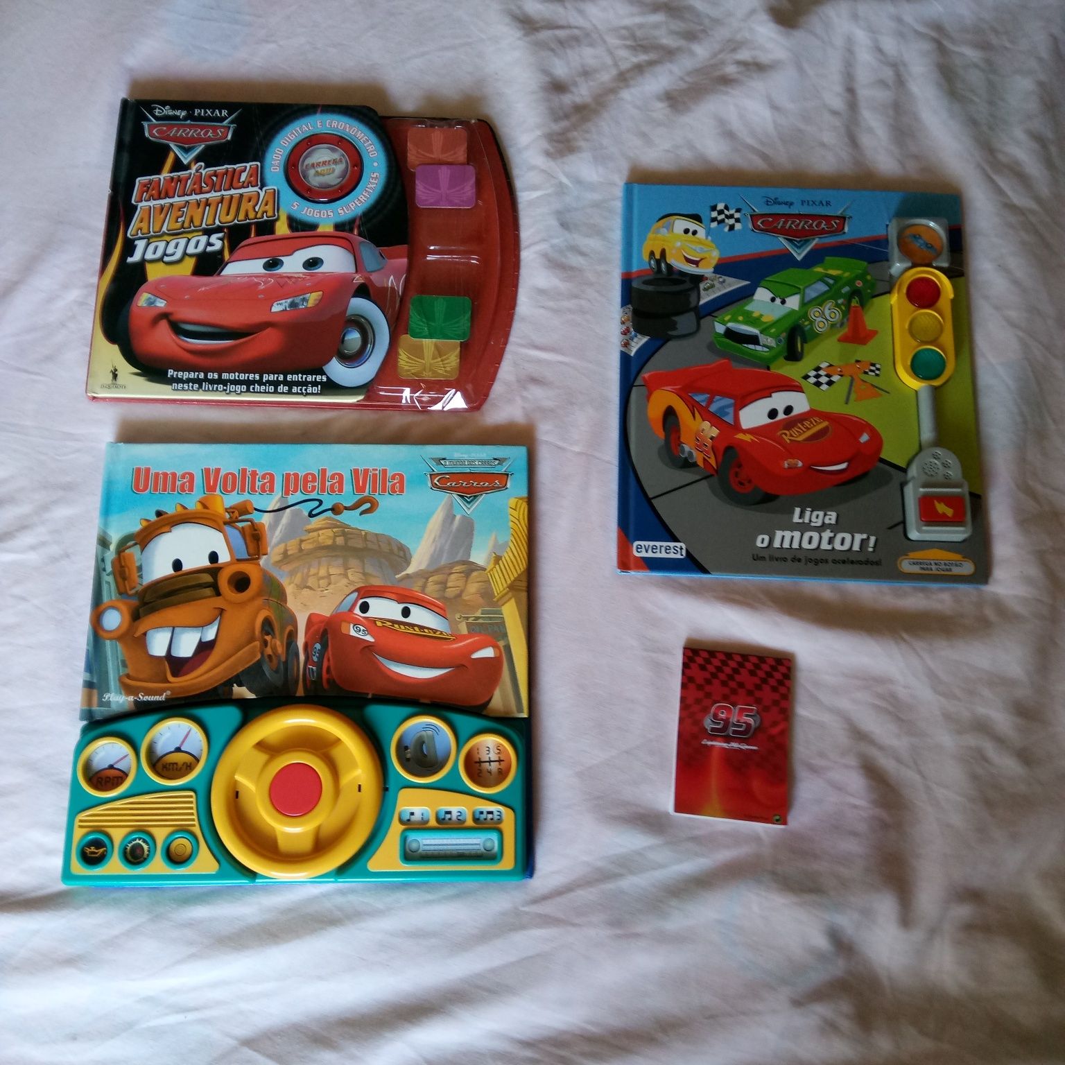 Dois Livros de jogos dos Carros disney pixar