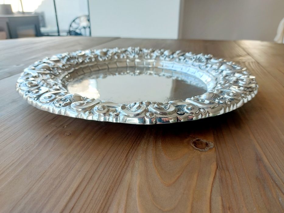 Trabalho magnífico em prata portuguesa. Salva grande.