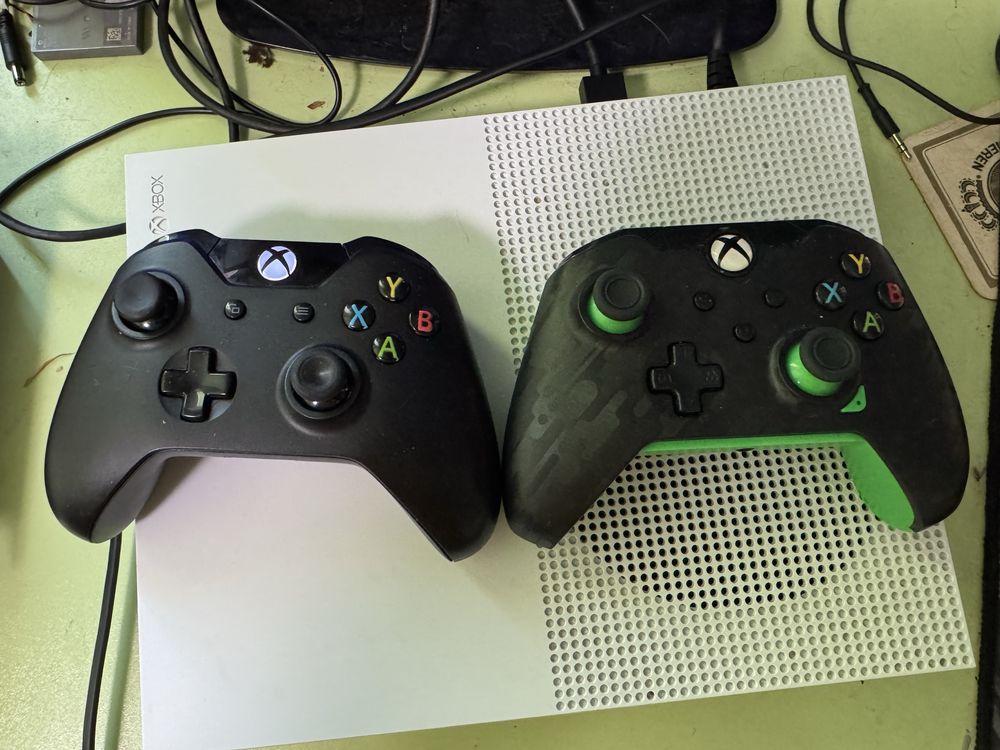 Комплект+гра! Ігрова консоль Xbox One S з Німеччини