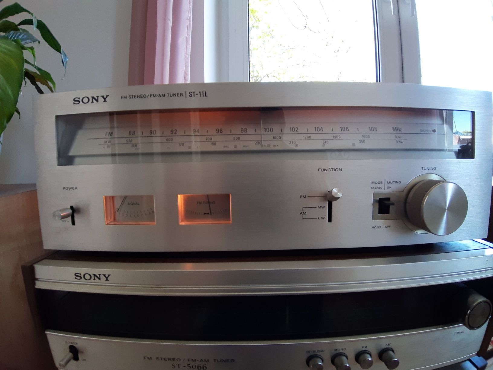 Radio tuner SONY ST 11L
AM/FM Stereo Tuner