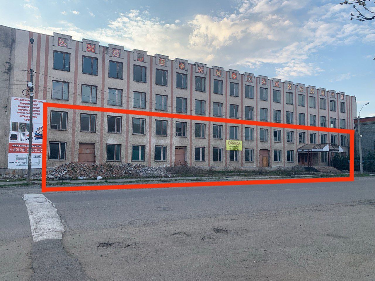 Просторе комерційне приміщення у центрі активного потоку людей