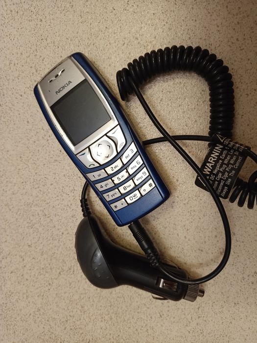 Stary telefon Nokia z ładowarką samochodową