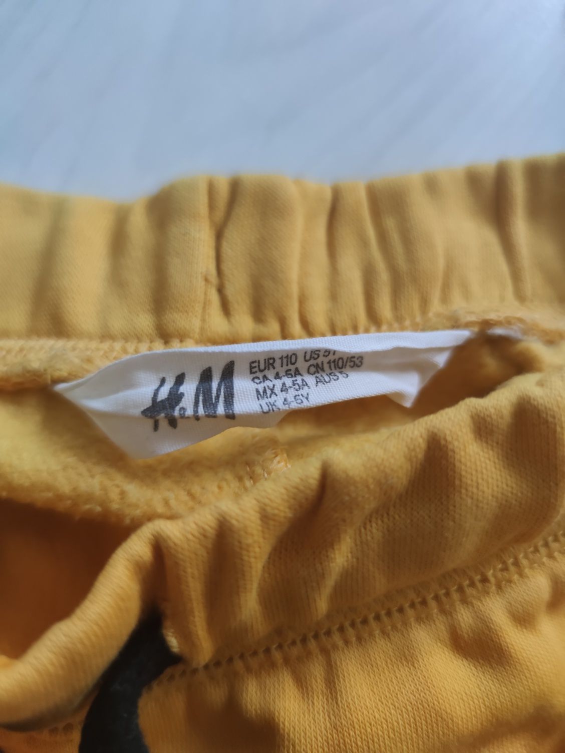 H&M Zestaw dla chłopca 110/116 żółte spodnie dresowe i bluzka