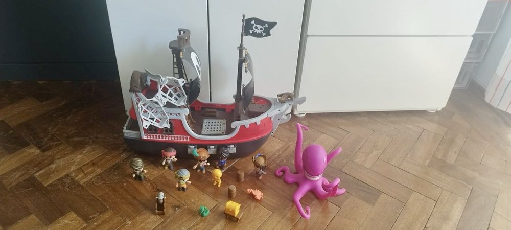 Barco pirata dos pinipons
