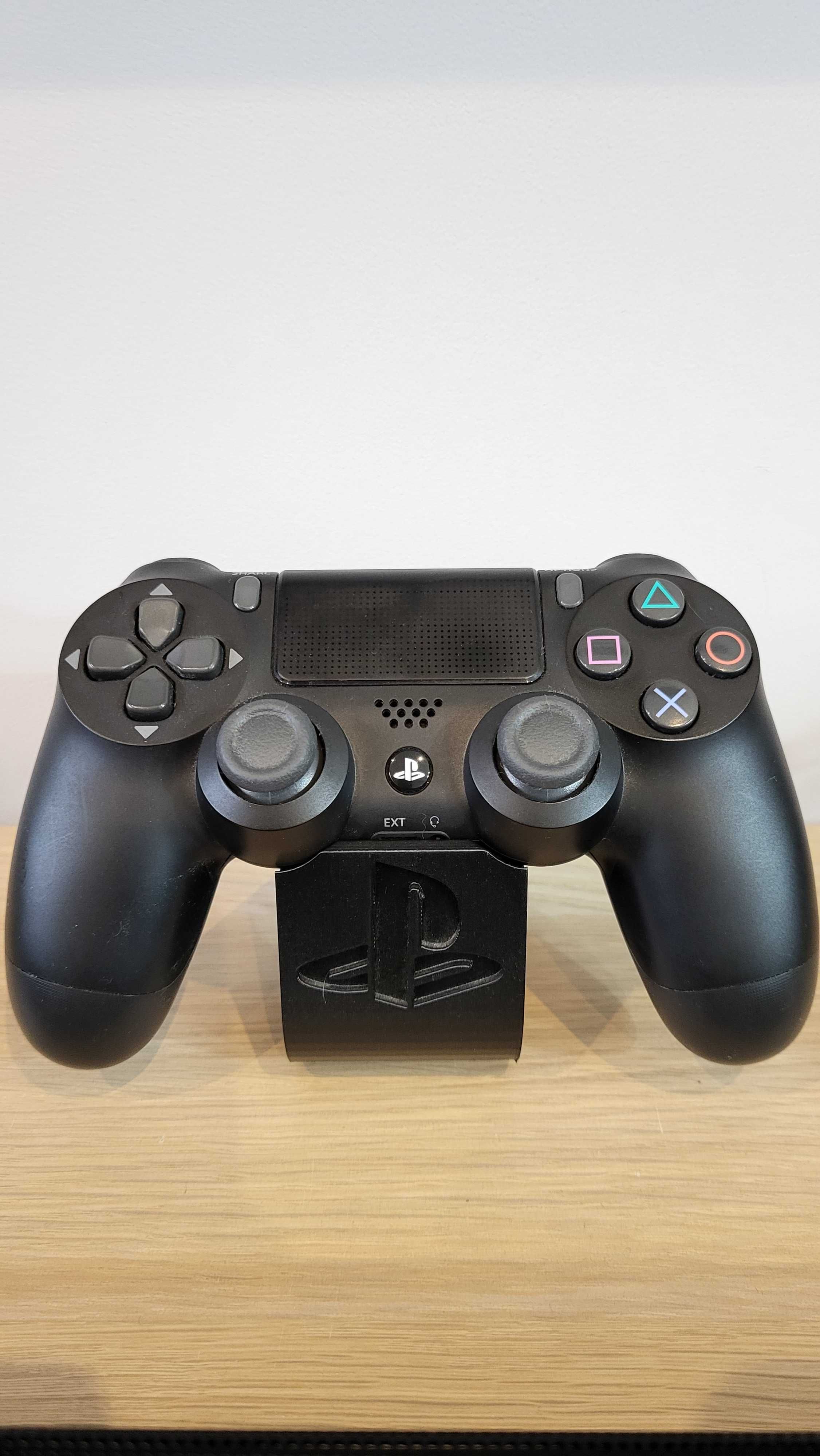 PlayStation 4 Pro + 2 pady i podstawki