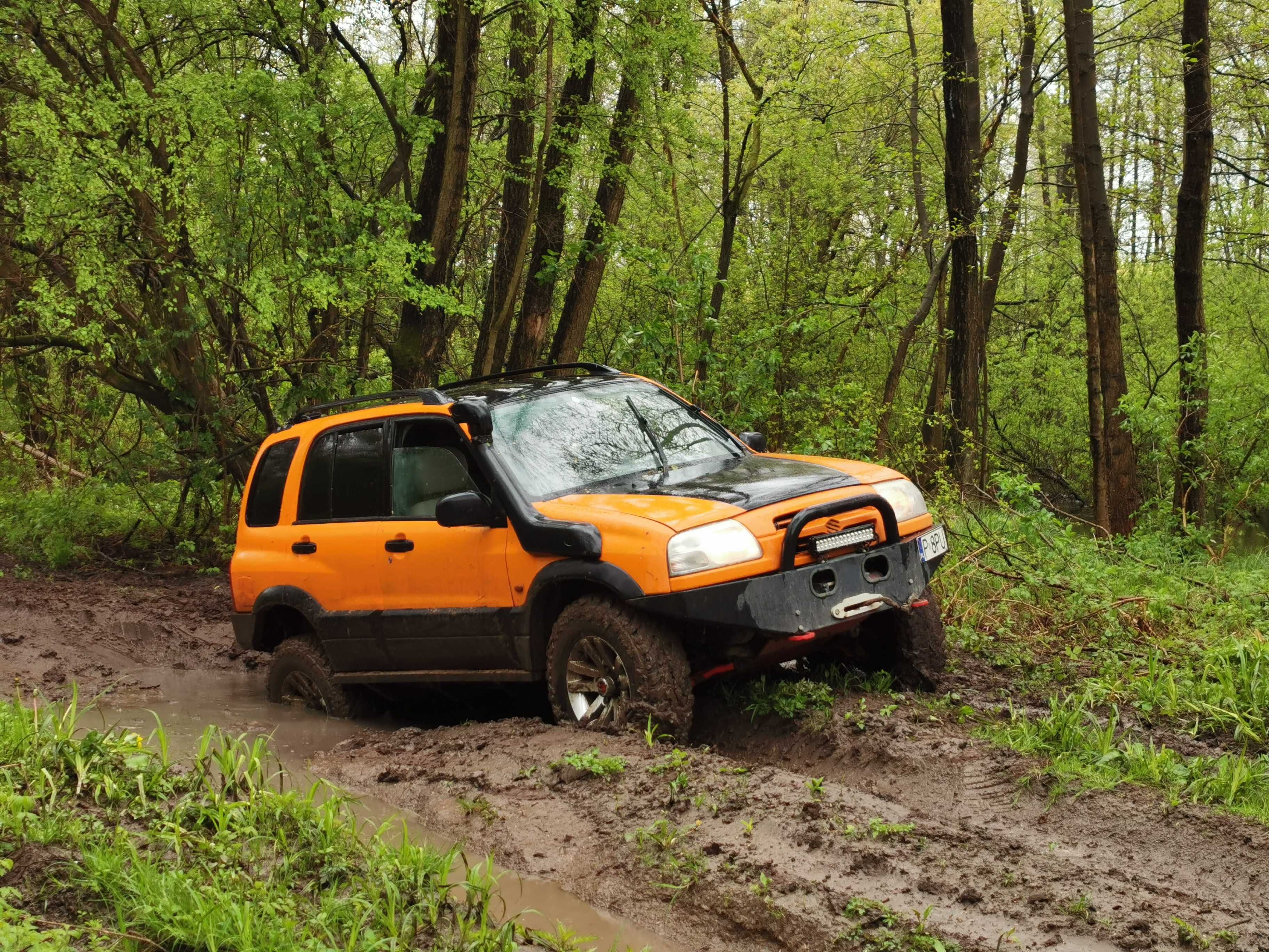 Suzuki Grand Vitara 2,5 V6 4x4 cywilna, ale przygotowana w teren