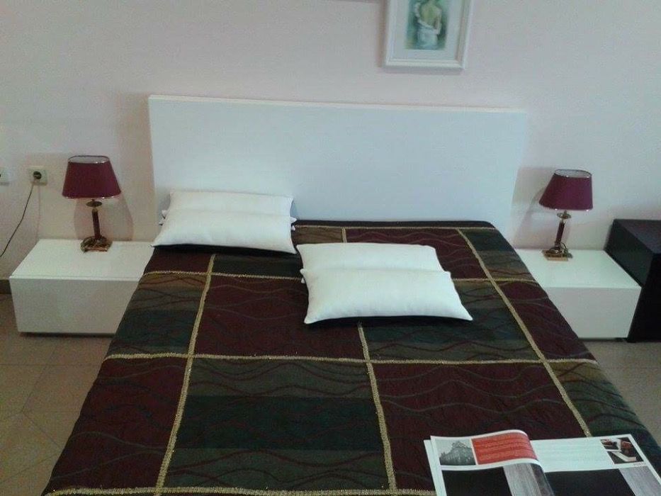 Quarto Casal cama e 2 mesinhas