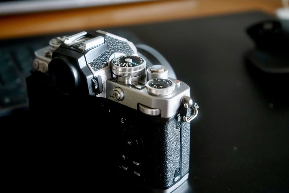 Nikon Z fc Prata & Preto – Excelente Estado + Acessórios