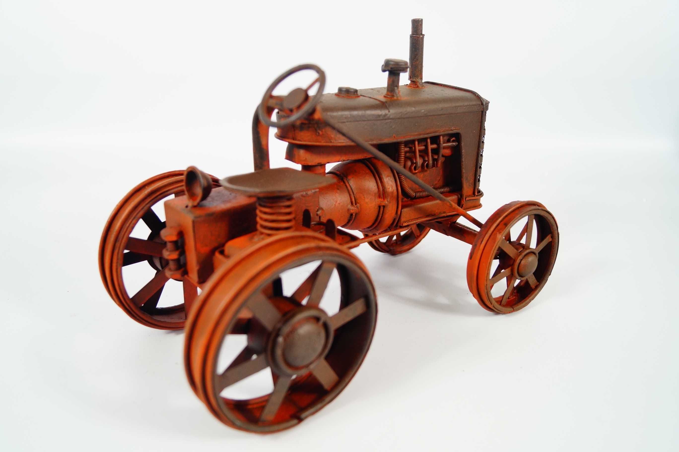 Metalowy pojazd traktor - rekwizyt stary model