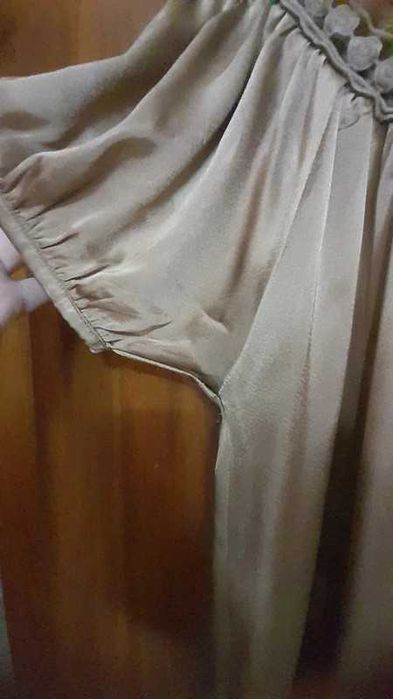 Vestido acetinado, em camel dourado - Lanidor (tam. 38)