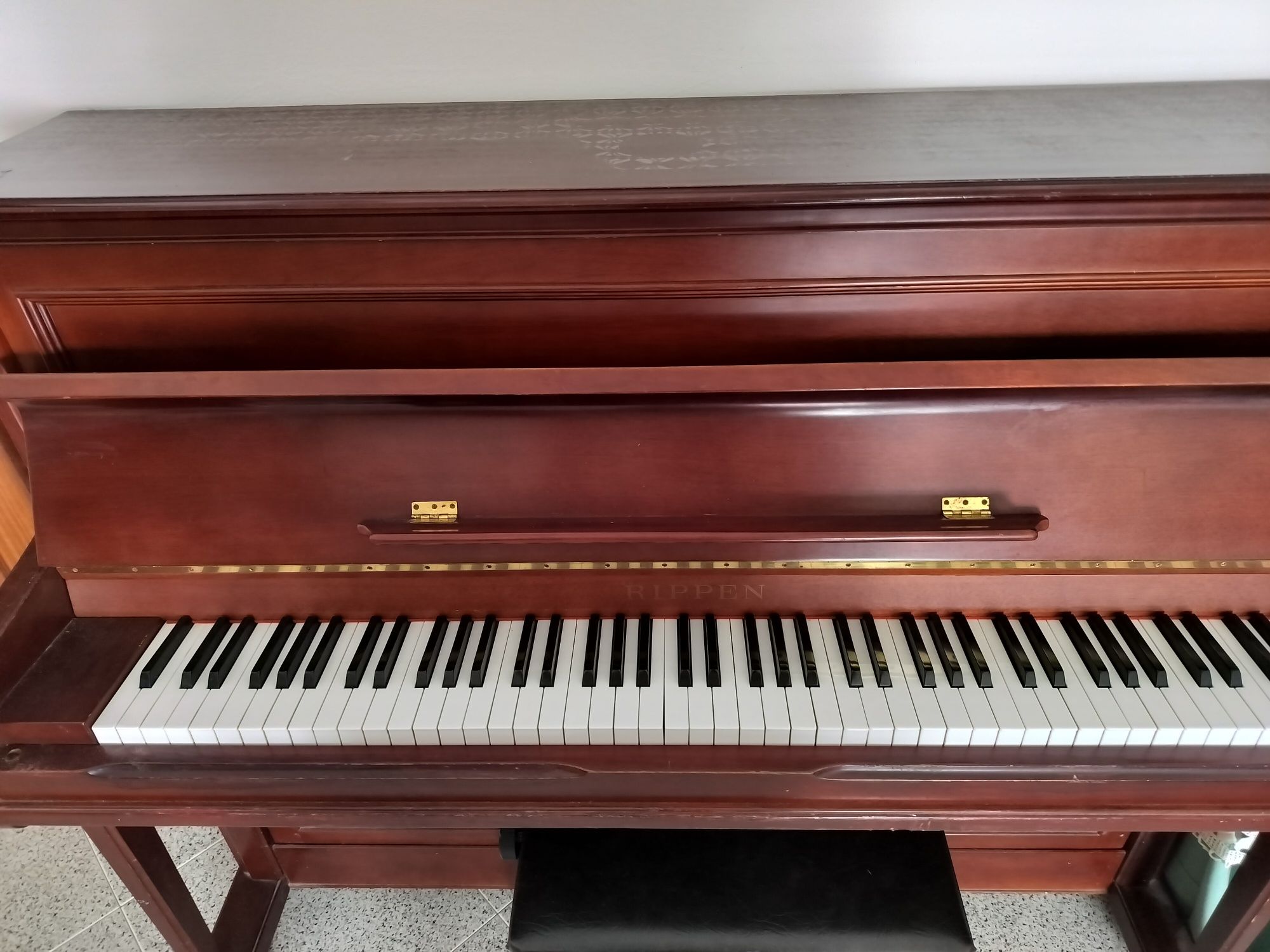 Piano Vertical Rippen