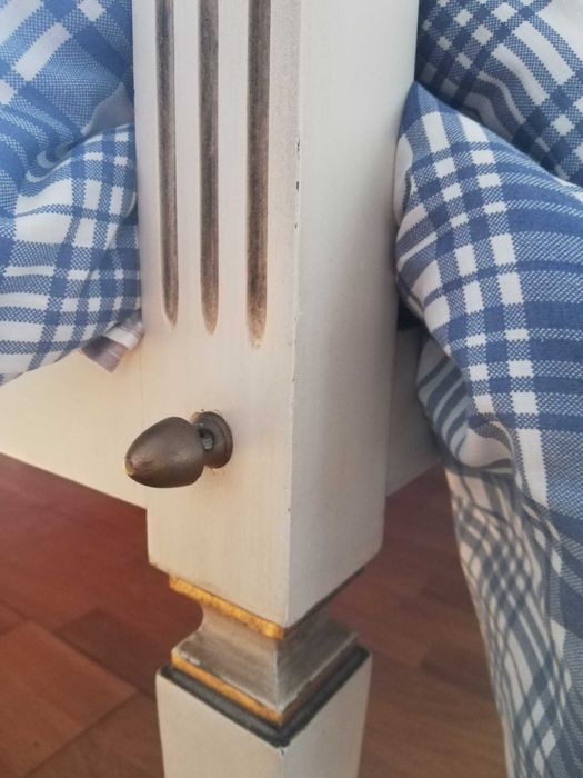 Cama de madeira pintada, estilo romântico