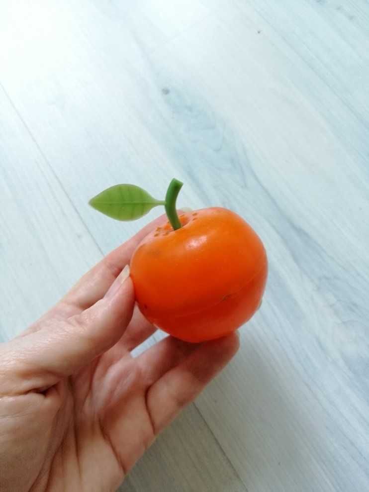 Solniczka / pieprzniczka w kształcie jabłuszka, z okresu PRL.