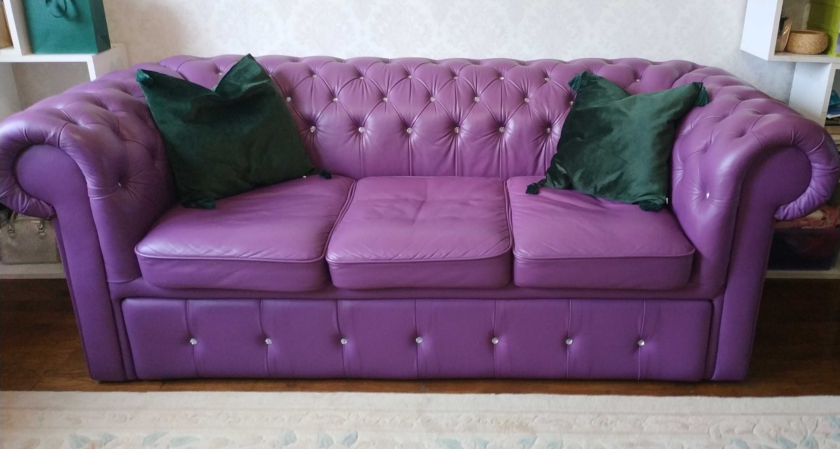 Skórzana sofa Chesterfield z funkcją spania wykończona kryształkami