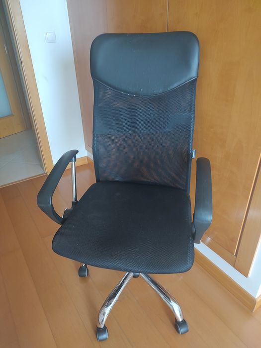 25 EUR Cadeira escritório usada com elevador a funcionar