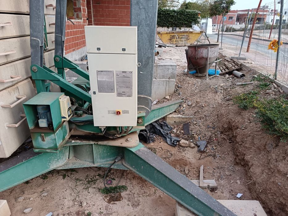 Grua Automontante de 30 metros