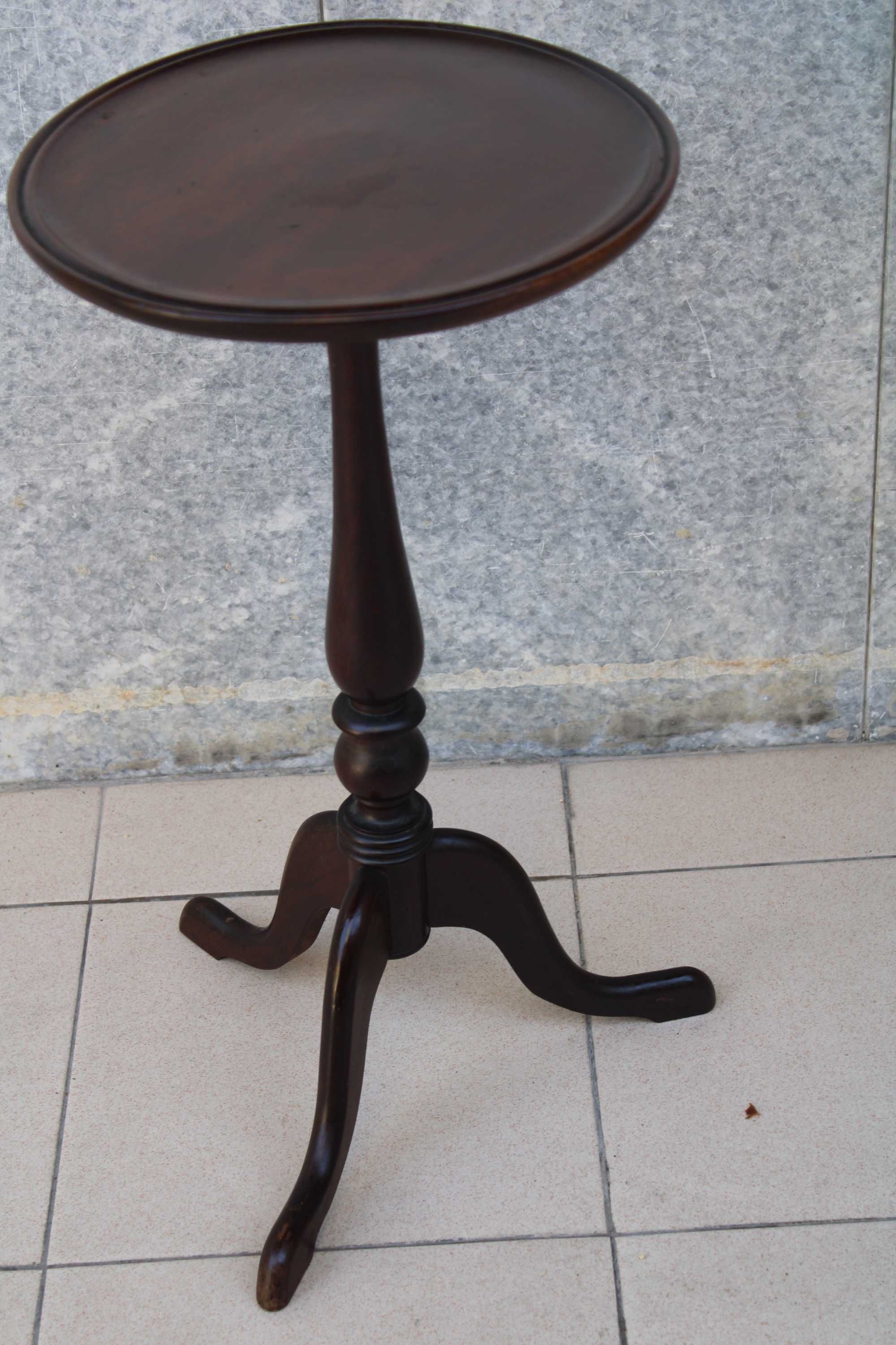 Mesa de Apoio Pé de Galo em Vinhático, seculo XlX