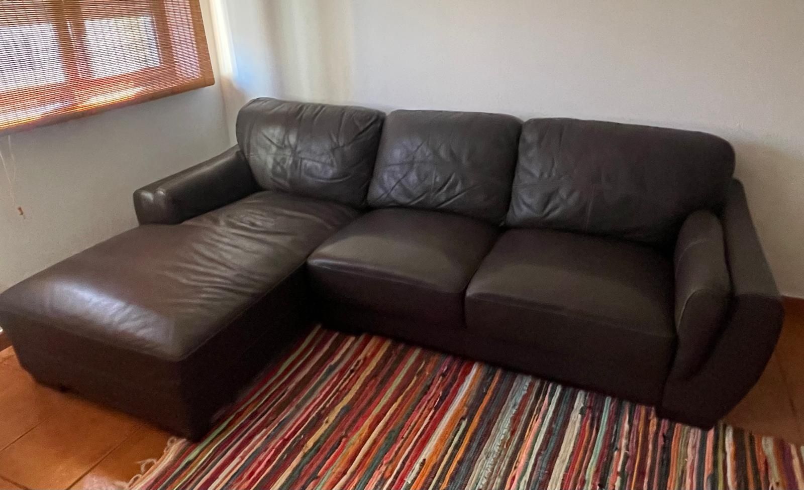 Sofá de pele castanho com chaise longue.
